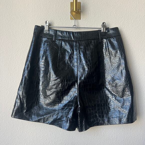 Express Black Faux Leather Croc Embossed Shorts Size 4 - Picture 3 of 5